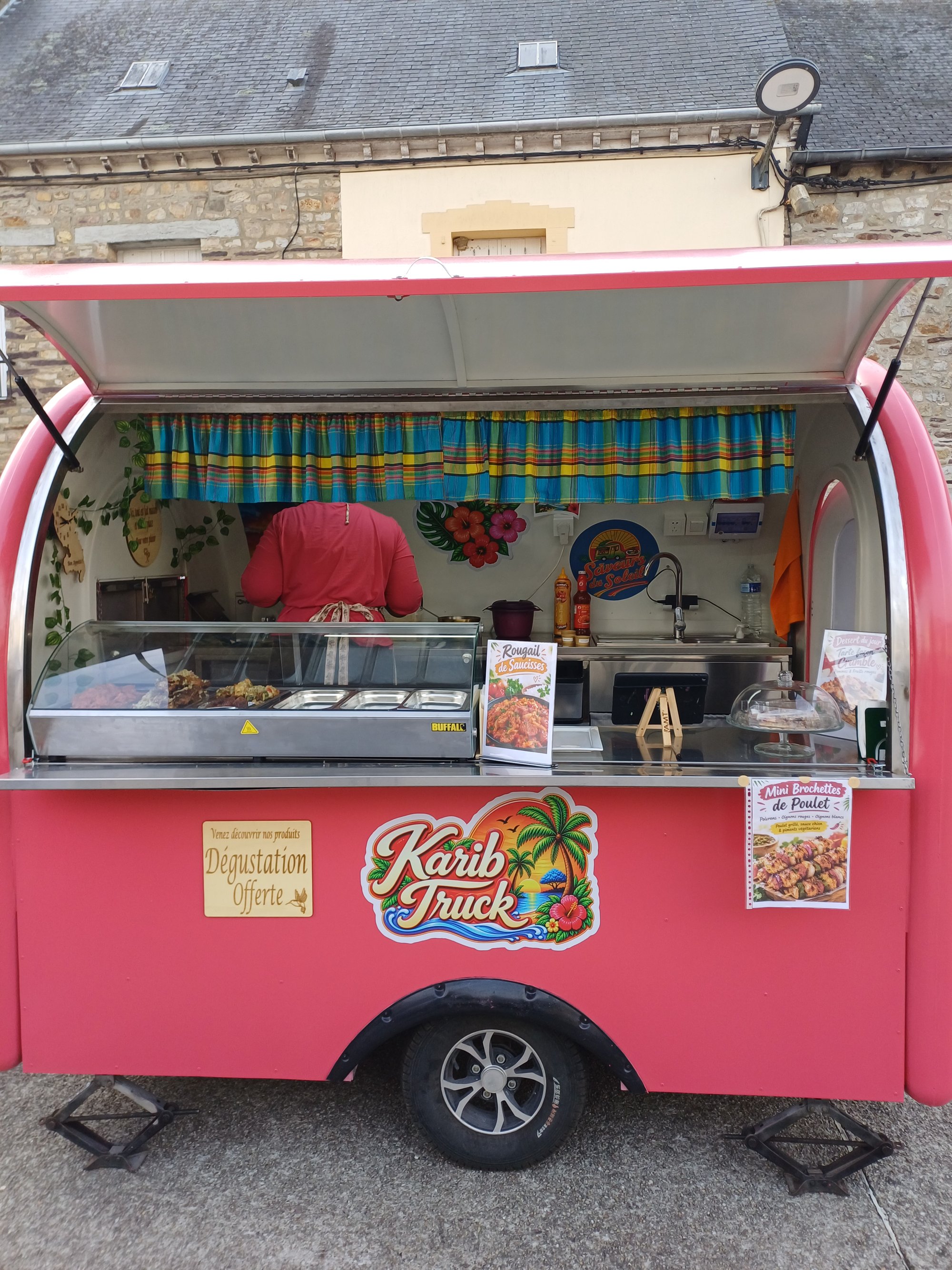 Le camion rose Karib Truck, vitrine ouverte
