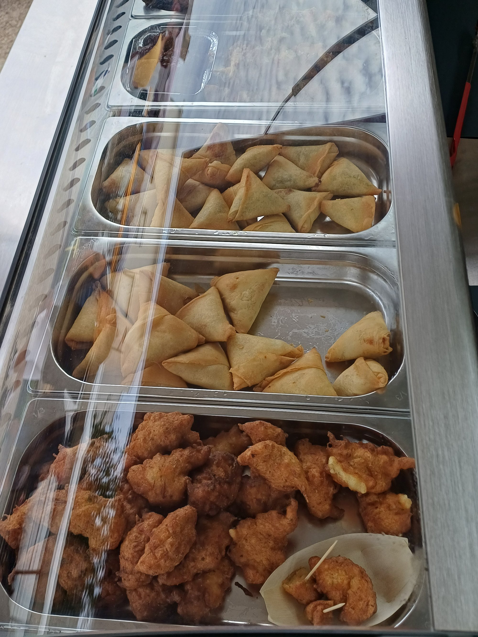 Samoussas et accras prêts à servir