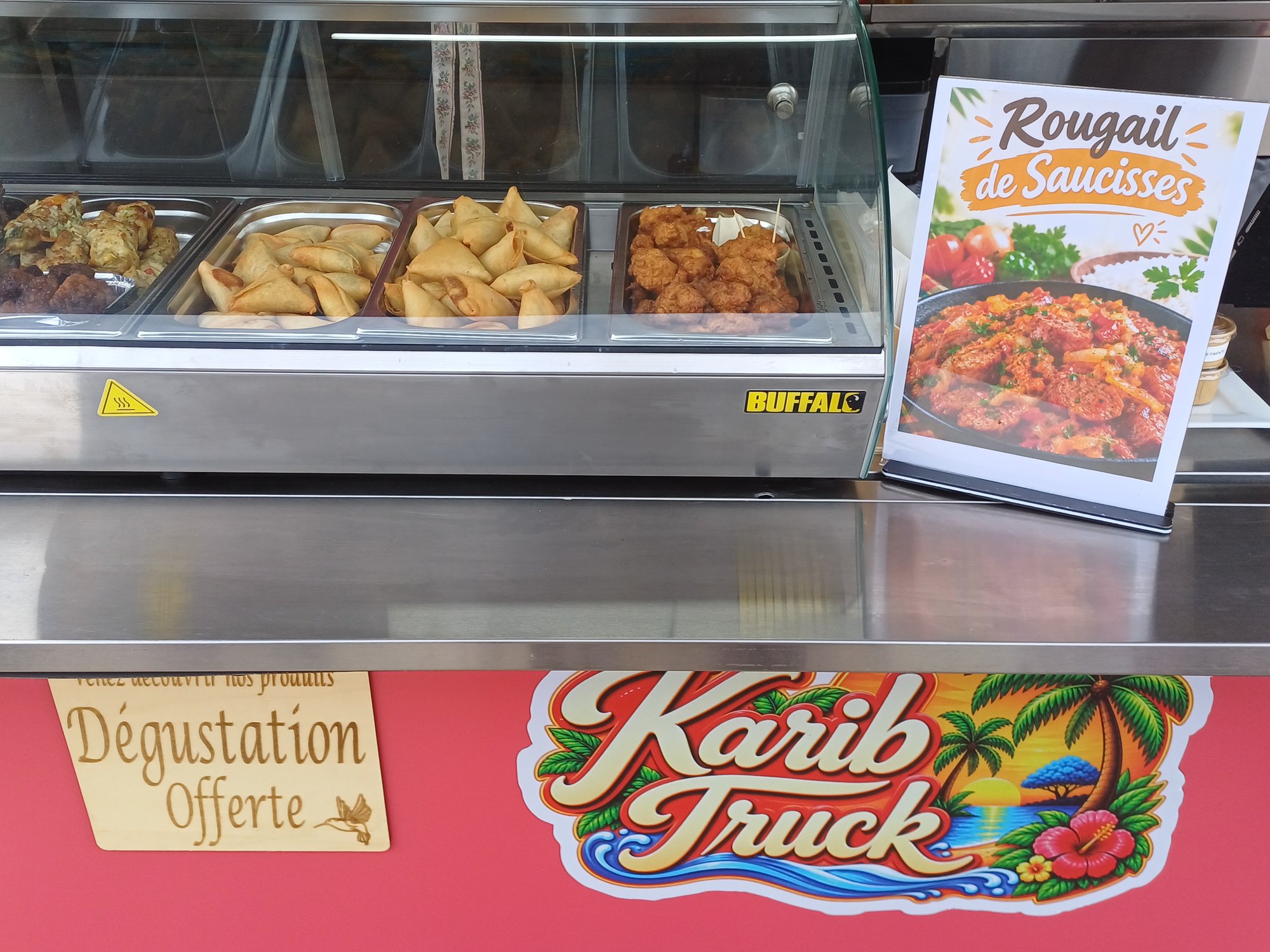 La vitrine et le logo Karib Truck
