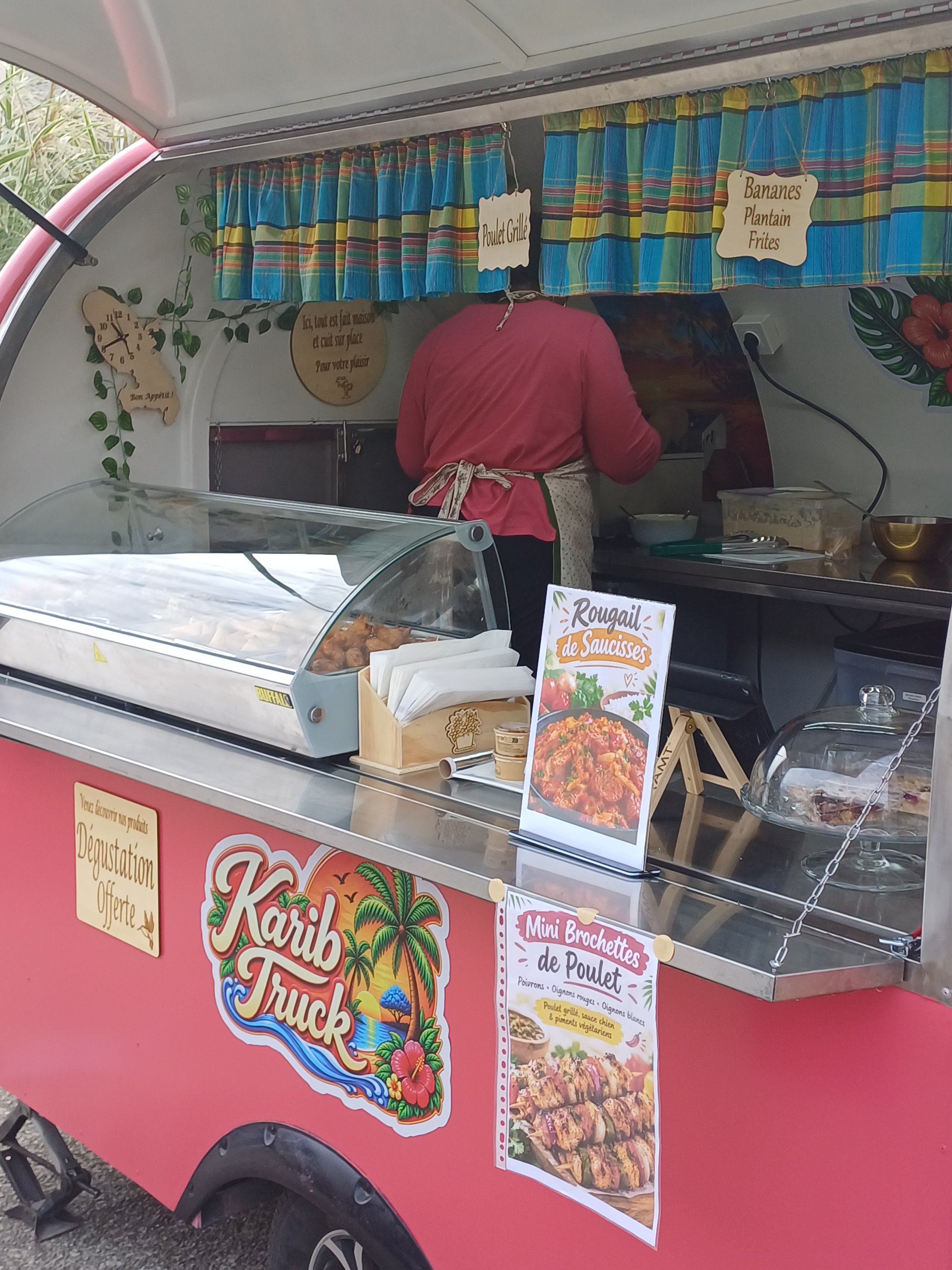 Le camion rose Karib Truck au marché